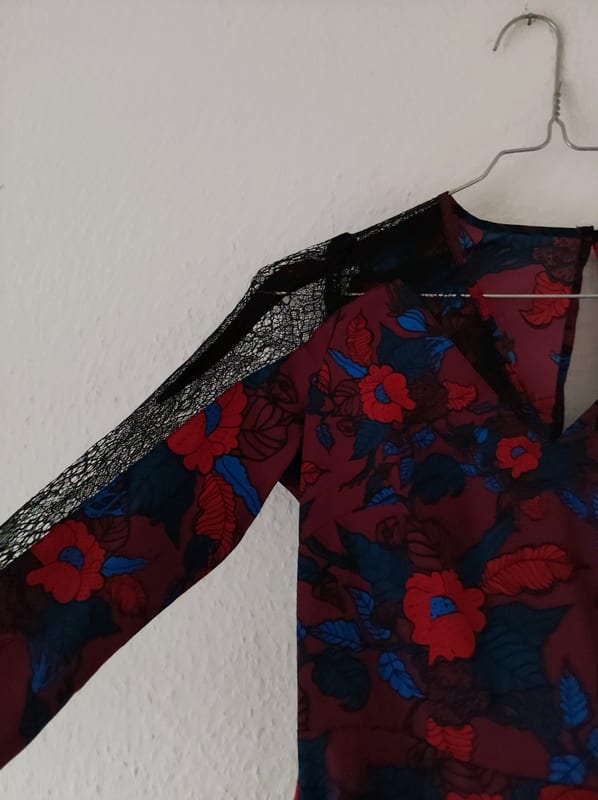Damen Kleid mit Blumenmuster und Spitzeneinsätzen – Langarm, V-Ausschnitt – Größe 36 – Rot – Bild 4 von 6