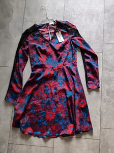 Damen Kleid mit Blumenmuster und Spitzeneinsätzen – Langarm, V-Ausschnitt – Größe 36 – Rot