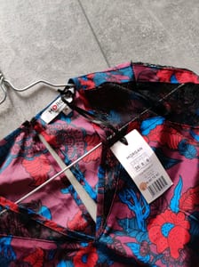 Damen Kleid mit Blumenmuster und Spitzeneinsätzen – Langarm, V-Ausschnitt – Größe 36 – Rot – Bild 2 von 6