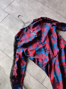 Damen Kleid mit Blumenmuster und Spitzeneinsätzen – Langarm, V-Ausschnitt – Größe 36 – Rot – Bild 3 von 6