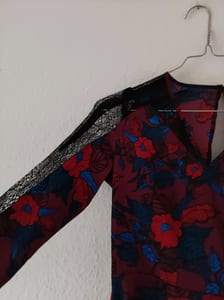 Damen Kleid mit Blumenmuster und Spitzeneinsätzen – Langarm, V-Ausschnitt – Größe 36 – Rot – Bild 4 von 6