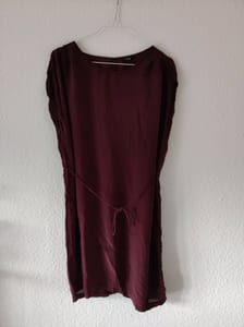 Damen Bordeaux-rotes Kleid mit Bindeband in der Taille – Größe S