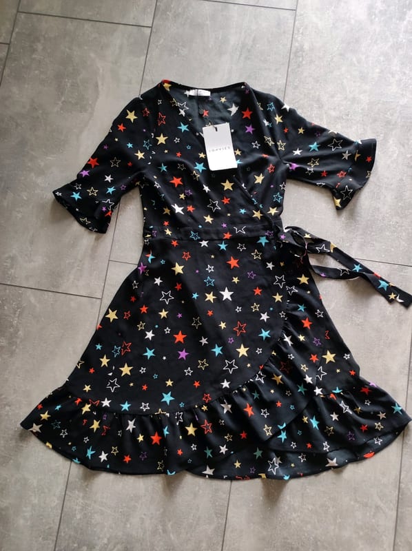 Damen Wickelkleid mit buntem Sternenmuster und Volants – Größe XS – Schwarz