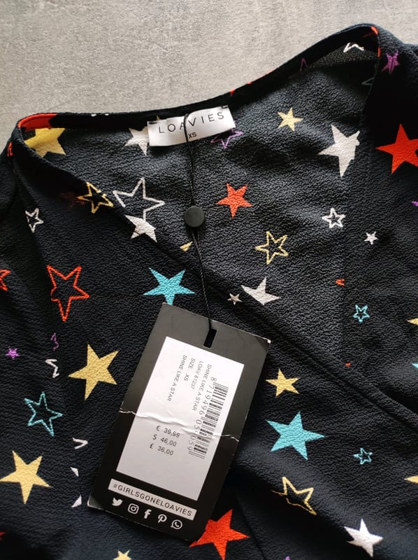 Damen Wickelkleid mit buntem Sternenmuster und Volants – Größe XS – Schwarz – Bild 3 von 3