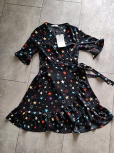 Damen Wickelkleid mit buntem Sternenmuster und Volants – Größe XS – Schwarz