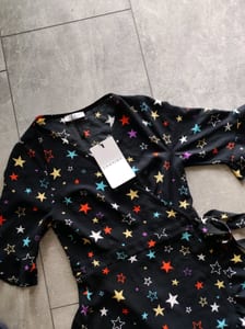Damen Wickelkleid mit buntem Sternenmuster und Volants – Größe XS – Schwarz – Bild 2 von 3
