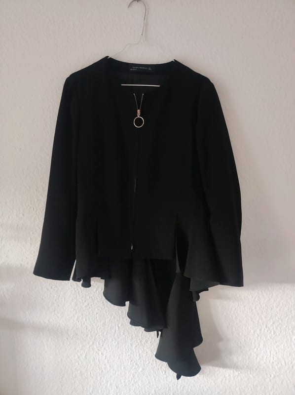 Schwarze Damenjacke mit Volant und Reißverschluss – Größe M