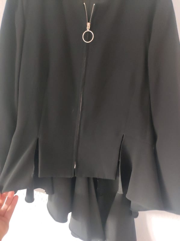 Schwarze Damenjacke mit Volant und Reißverschluss – Größe M – Bild 2 von 6