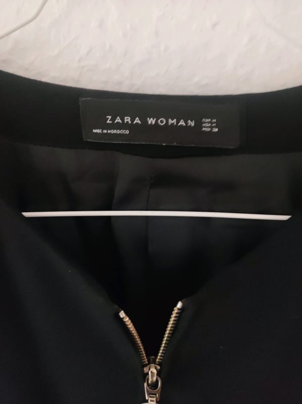 Schwarze Damenjacke mit Volant und Reißverschluss – Größe M – Bild 3 von 6