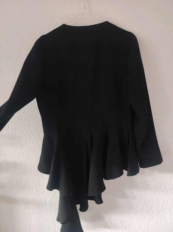 Schwarze Damenjacke mit Volant und Reißverschluss – Größe M – Bild 4 von 6