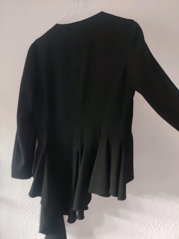 Schwarze Damenjacke mit Volant und Reißverschluss – Größe M – Bild 5 von 6
