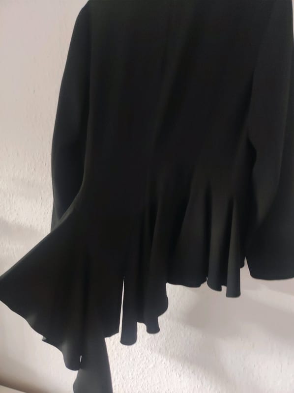 Schwarze Damenjacke mit Volant und Reißverschluss – Größe M – Bild 6 von 6