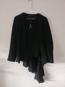 Schwarze Damenjacke mit Volant und Reißverschluss – Größe M