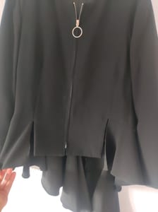 Schwarze Damenjacke mit Volant und Reißverschluss – Größe M – Bild 2 von 6