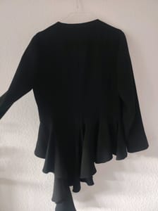Schwarze Damenjacke mit Volant und Reißverschluss – Größe M – Bild 4 von 6