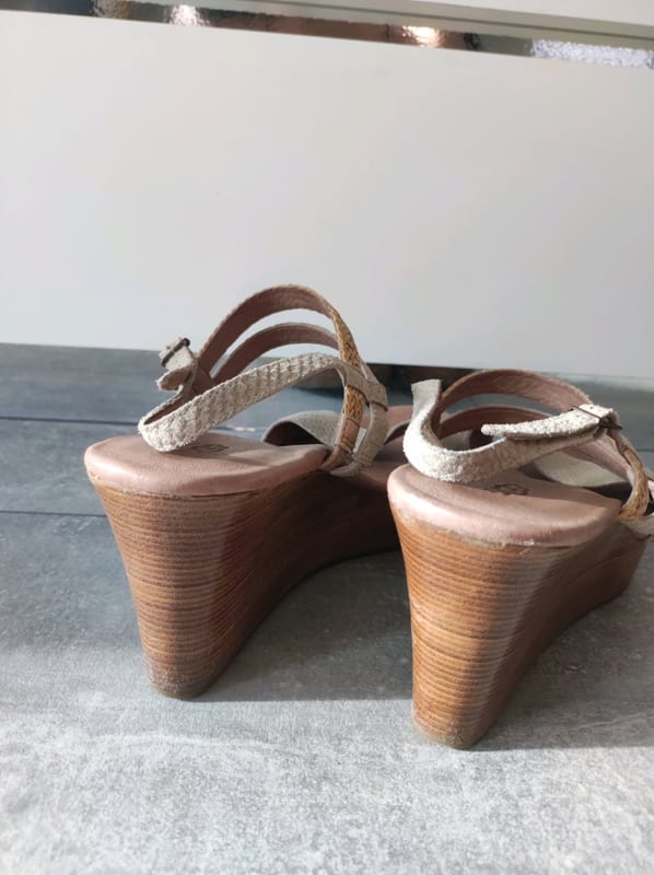 UGG Damen Keilsandalen Gr. 42 – Beige – Bild 7 von 8