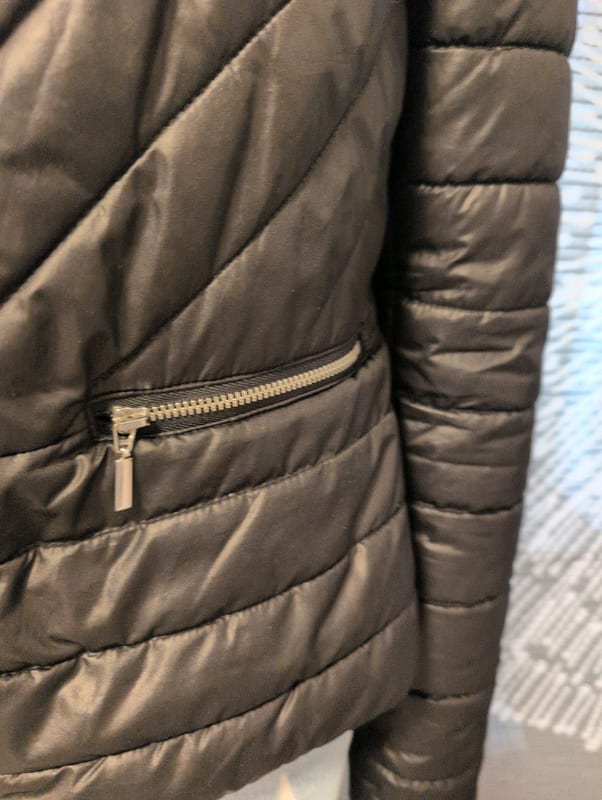 Damen Steppjacke schwarz, schmal geschnitten mit Reißverschlusstaschen – Größe XS – Bild 2 von 3