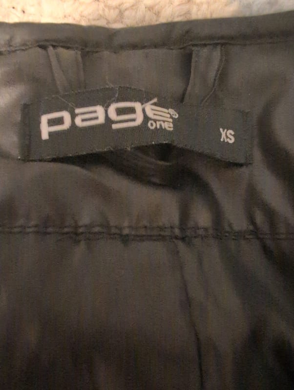 Damen Steppjacke schwarz, schmal geschnitten mit Reißverschlusstaschen – Größe XS – Bild 3 von 3
