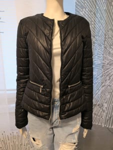 Damen Steppjacke schwarz, schmal geschnitten mit Reißverschlusstaschen – Größe XS
