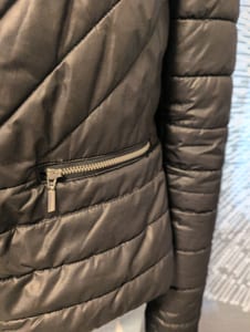 Damen Steppjacke schwarz, schmal geschnitten mit Reißverschlusstaschen – Größe XS – Bild 2 von 3