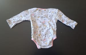 Baby 2er Set Langarmbodys mit Snoopy Gr.86 – Grau/Rosa – Bild 3 von 5