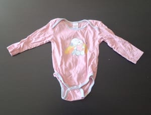 Baby 2er Set Langarmbodys mit Snoopy Gr.86 – Grau/Rosa – Bild 4 von 5