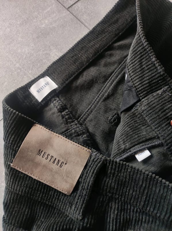 Damen Schwarze Cordhose mit Fünf-Taschen-Schnitt – Größe XL – Bild 2 von 5