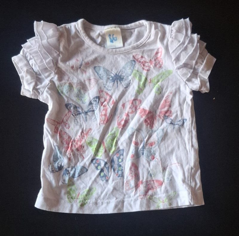 Mädchen Verspieltes T-Shirt mit Schmetterlings-Muster & Rüschenärmeln Gr.86 – Weiß/Bunt
