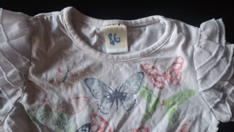 Mädchen Verspieltes T-Shirt mit Schmetterlings-Muster & Rüschenärmeln Gr.86 – Weiß/Bunt – Bild 2 von 3