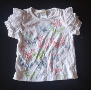 Mädchen Verspieltes T-Shirt mit Schmetterlings-Muster & Rüschenärmeln Gr.86 – Weiß/Bunt