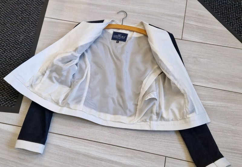 Damen Kurze Lederjacke in Marineblau mit weißen Kontrastbesätzen – Größe S – Bild 4 von 4