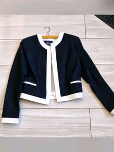 Damen Kurze Lederjacke in Marineblau mit weißen Kontrastbesätzen – Größe S