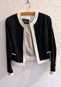Damen Kurze Lederjacke in Marineblau mit weißen Kontrastbesätzen – Größe S – Bild 2 von 4