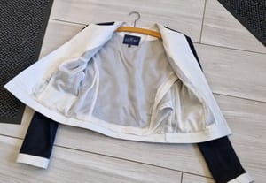 Damen Kurze Lederjacke in Marineblau mit weißen Kontrastbesätzen – Größe S – Bild 4 von 4
