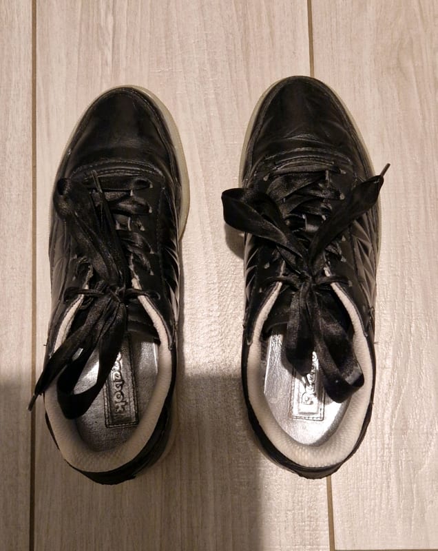 Damen Schwarze Sneaker mit Satin-Schnürsenkeln und transparenter Sohle