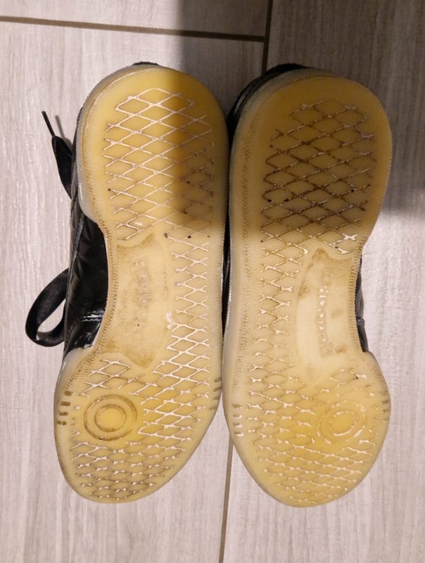 Damen Schwarze Sneaker mit Satin-Schnürsenkeln und transparenter Sohle – Bild 7 von 7