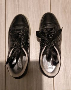 Damen Schwarze Sneaker mit Satin-Schnürsenkeln und transparenter Sohle