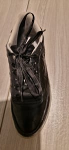 Damen Schwarze Sneaker mit Satin-Schnürsenkeln und transparenter Sohle – Bild 2 von 7
