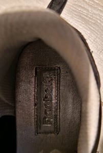 Damen Schwarze Sneaker mit Satin-Schnürsenkeln und transparenter Sohle – Bild 6 von 7