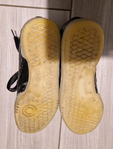 Damen Schwarze Sneaker mit Satin-Schnürsenkeln und transparenter Sohle – Bild 7 von 7