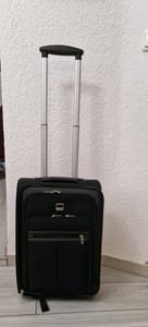 Schwarzer Trolley-Koffer mit Teleskopgriff, Handgepäckgröße