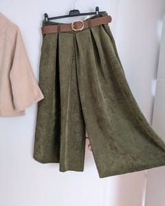 Damen ultra Cord Marlene in Olivgrün mit Gürtel – Culottes / 38 & 40 neuwertig – Größe M – Bild 2 von 4