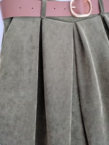 Damen ultra Cord Marlene in Olivgrün mit Gürtel – Culottes / 38 & 40 neuwertig – Größe M – Bild 3 von 4