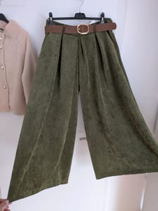 Damen ultra Cord Marlene in Olivgrün mit Gürtel – Culottes / 38 & 40 neuwertig – Größe M – Bild 4 von 4