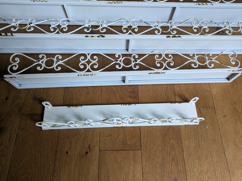 Wandregal aus Metall mit Ornament, weiß shabby – 4 Stück – Bild 3 von 4
