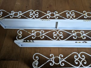 Wandregal aus Metall mit Ornament, weiß shabby – 4 Stück – Bild 2 von 4