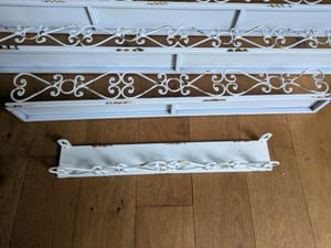 Wandregal aus Metall mit Ornament, weiß shabby – 4 Stück – Bild 3 von 4