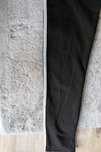 Damen Schwarze Leggings mit silbernen Seitenstreifen – Größe L/XL – Bild 3 von 6