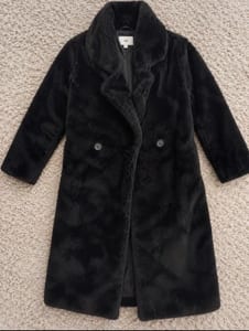 Damen Langer Teddy-Mantel in Schwarz, zweireihig – Größe S