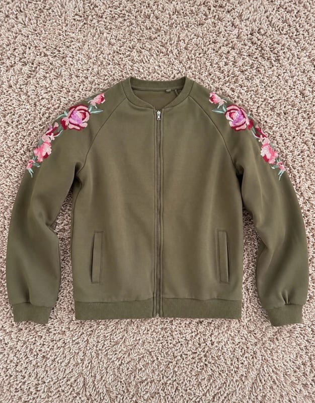 Mädchen Olivgrüne Jacke mit Blumenstickerei – Größe 158/164